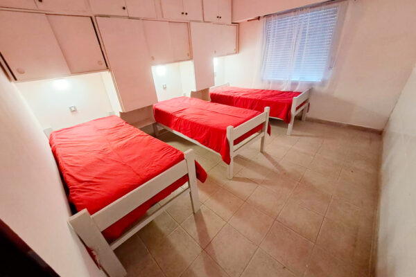 Dormitorio-triple-luz-encendida